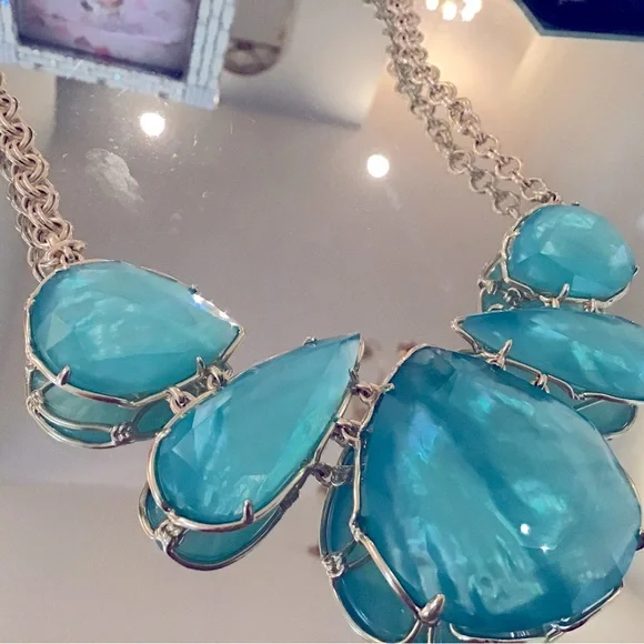 Beautiful Kendra Scott New statement necklace